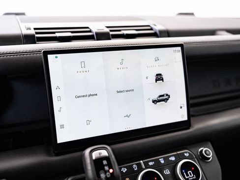 Used 2023 Land Rover Defender 90 V8 image 31