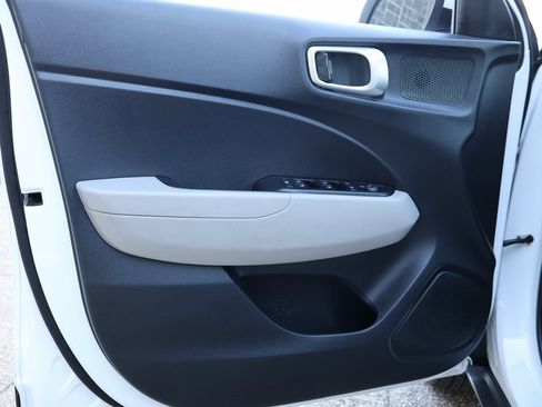 Certified 2022 Hyundai Venue SEL image 21