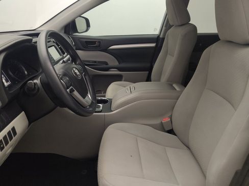 Used 2019 Toyota Highlander LE AWD/4WD image 17