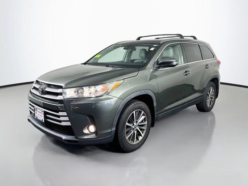 Used 2019 Toyota Highlander XLE AWD/4WD image 2