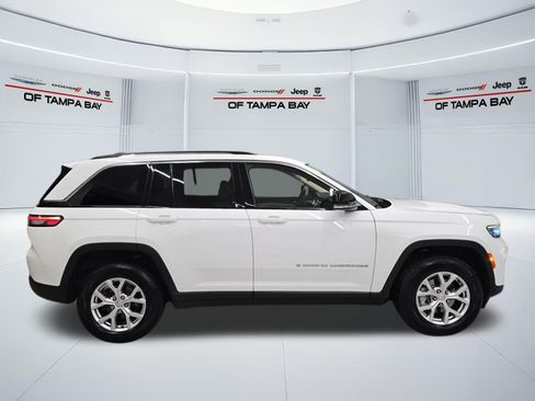 Certified 2022 Jeep Grand Cherokee Limited AWD/4WD image 7