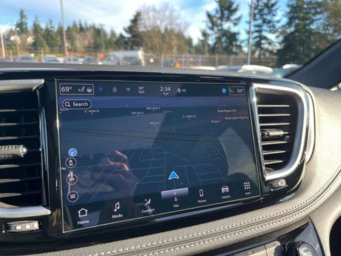 Used 2025 Chrysler Pacifica Limited image 20