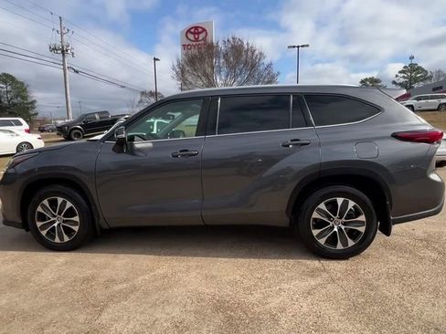 Used 2022 Toyota Highlander XLE AWD/4WD image 3