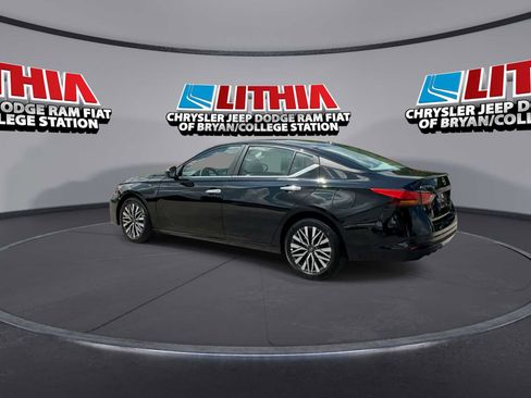 Used 2025 Nissan Altima 2.5 SV FWD image 6