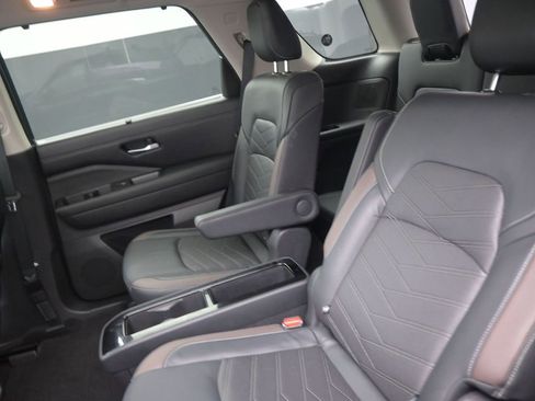 Used 2022 Nissan Pathfinder Platinum w/ Cargo Package image 12