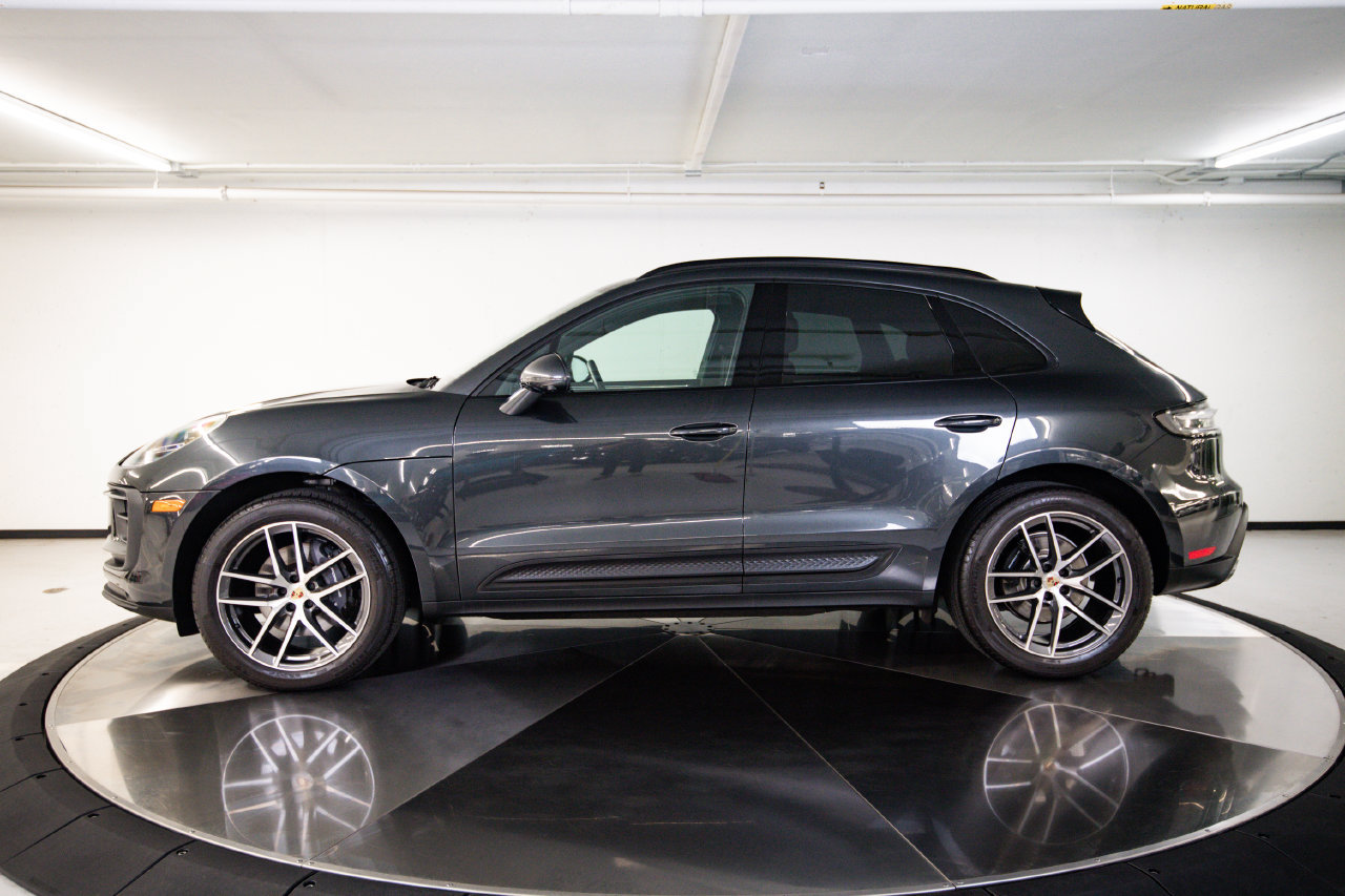 Certified 2024 Porsche Macan AWD/4WD image 2