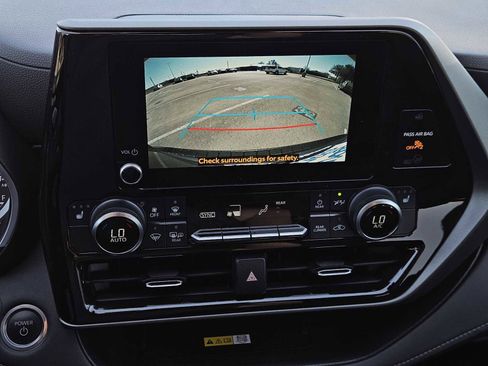 Used 2024 Toyota Highlander XLE image 18
