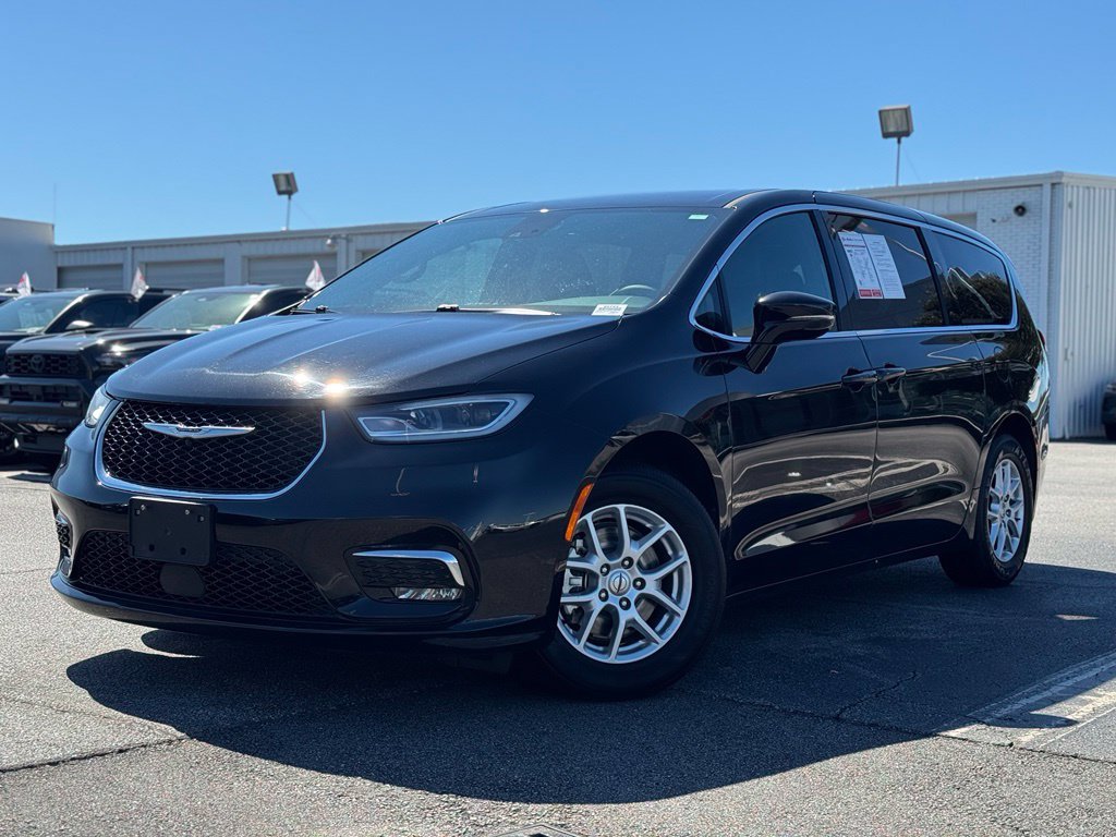 Used 2025 Chrysler Pacifica Select FWD image 6