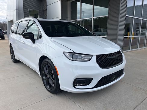 Used 2025 Chrysler Pacifica Limited image 7