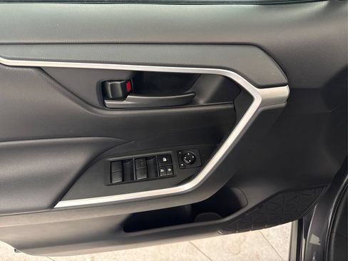 Used 2019 Toyota RAV4 LE FWD image 31