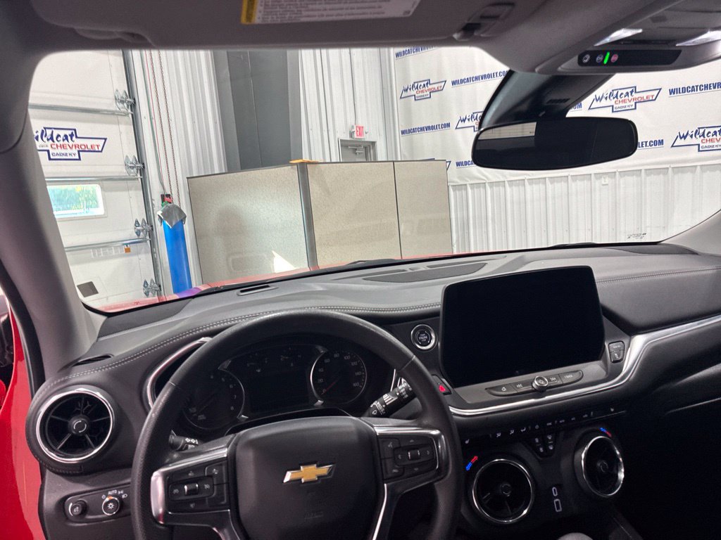 Used 2025 Chevrolet Blazer LT AWD/4WD image 2