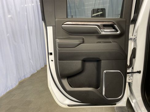 Used 2024 Chevrolet Silverado 2500 LTZ w/ LTZ Convenience Package image 19