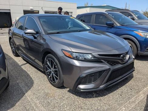 Used 2022 Toyota Camry SE image 1