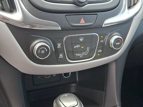 Used 2020 Chevrolet Equinox LS w/ LS Convenience Package FWD image 12