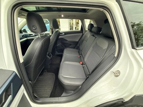 Used 2024 Volkswagen Taos SE w/ Panoramic Sunroof Package AWD/4WD image 20