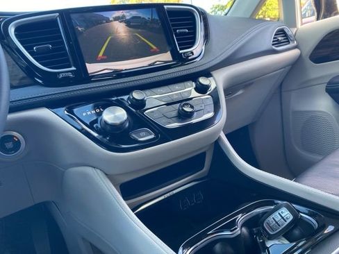 Used 2024 Chrysler Pacifica Limited image 50