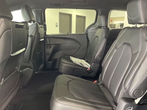New 2026 Chrysler Pacifica Select AWD/4WD image 18