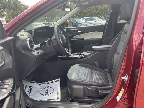 Used 2025 Chevrolet Trax LT w/ LT Convenience Package FWD image 9