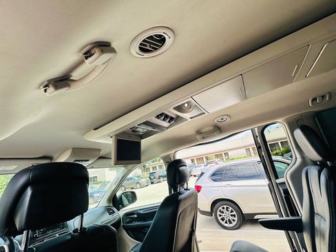 Used 2014 Chrysler Town & Country Touring FWD image 15