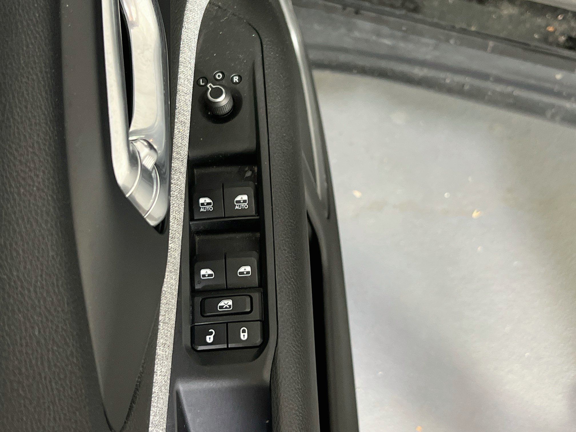 Used 2023 Jeep Compass Latitude w/ Convenience Group AWD/4WD image 16