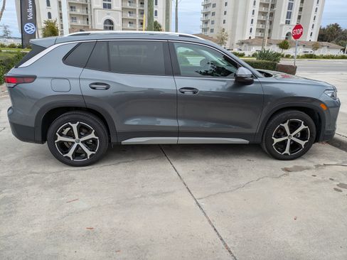 Used 2025 Volkswagen Tiguan SE image 3