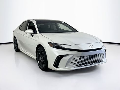 Used 2025 Toyota Camry XSE FWD image 3