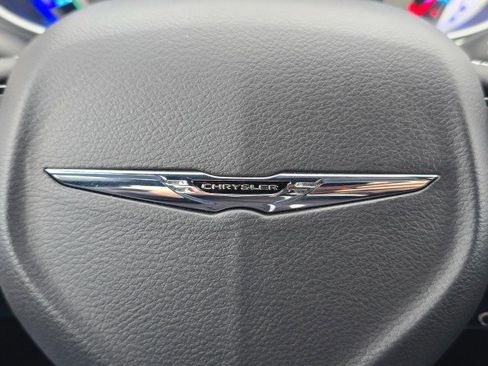 Used 2024 Chrysler Pacifica Premium image 39