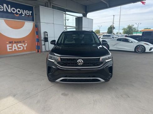 Used 2024 Volkswagen Taos SE AWD/4WD image 2