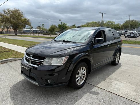 Used 2017 Dodge Journey SXT w/ Comfort/Convenience Group AWD/4WD image 2