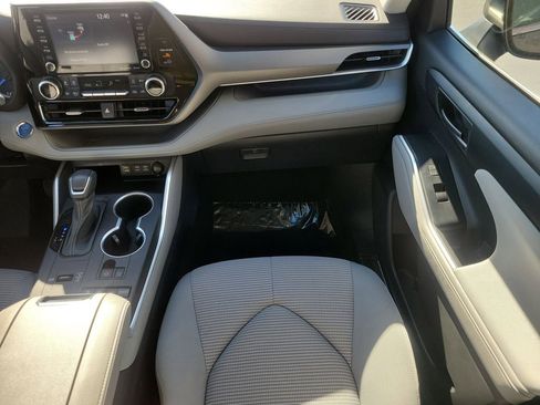 Used 2023 Toyota Highlander LE image 14