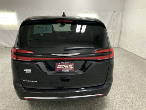 Used 2024 Chrysler Pacifica Touring-L FWD image 7