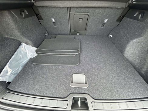 New 2026 Volvo XC40 B5 Core AWD/4WD image 17