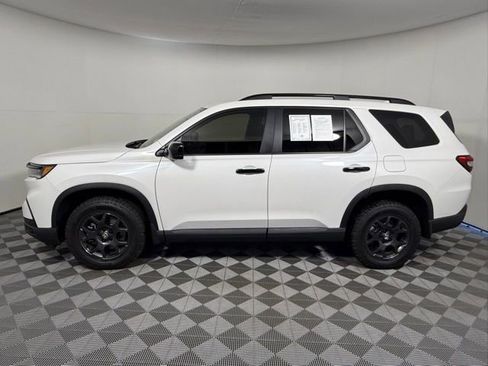 Used 2025 Honda Pilot TrailSport image 3