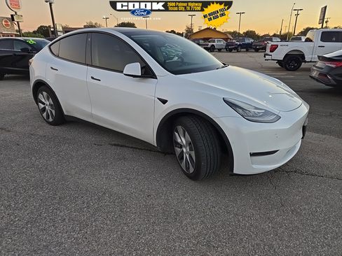 Used 2021 Tesla Model Y Long Range image 11