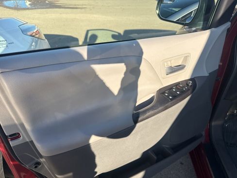 Used 2015 Toyota Sienna LE image 8