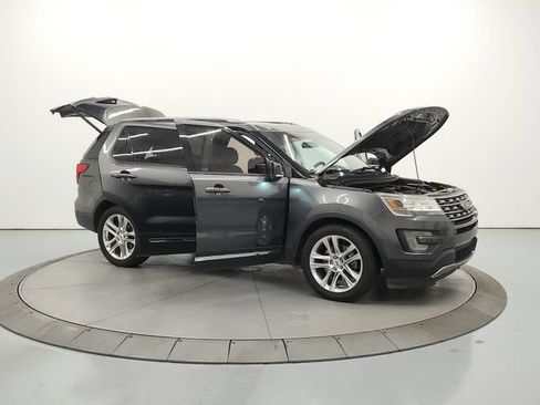 Used 2017 Ford Explorer XLT w/ Equipment Group 202A FWD image 10