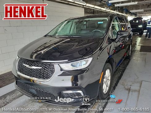 Used 2024 Chrysler Pacifica Touring-L FWD image 1