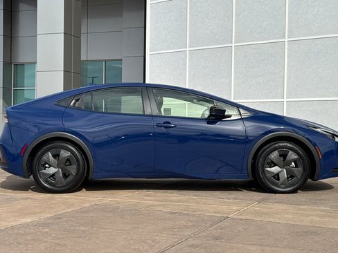 Used 2023 Toyota Prius LE image 3