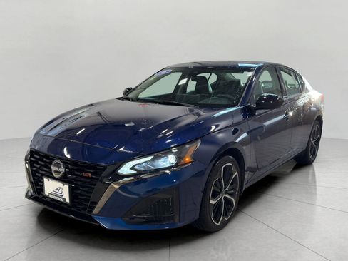 Used 2024 Nissan Altima 2.5 SR w/ SR Premium Package image 3