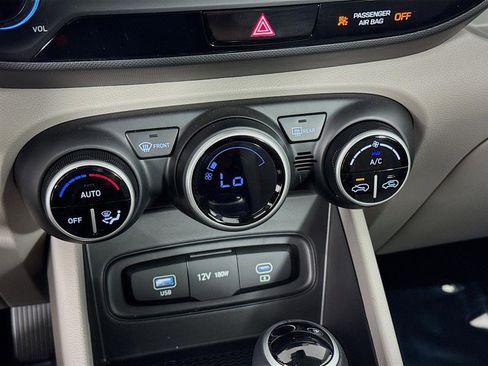 Certified 2025 Hyundai Venue SEL image 17