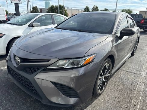 Used 2018 Toyota Camry SE FWD image 2