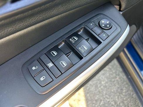 Used 2018 Jeep Cherokee Latitude Plus w/ Cold Weather Group AWD/4WD image 16
