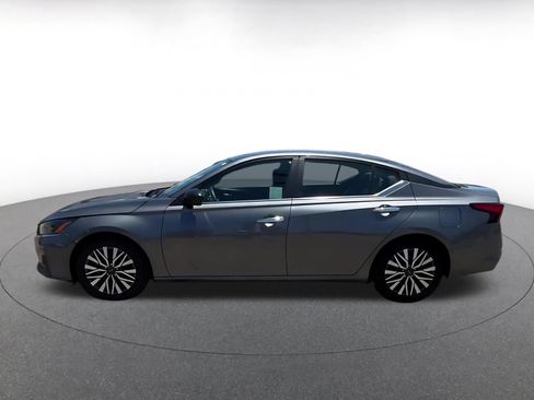 Used 2025 Nissan Altima 2.5 SV FWD image 8