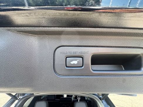 Used 2025 Honda Pilot Black Edition image 31