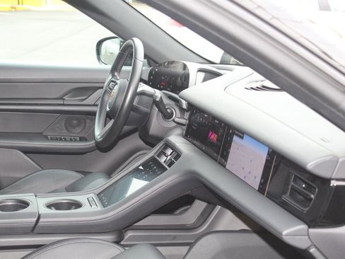 Used 2022 Porsche Taycan image 18