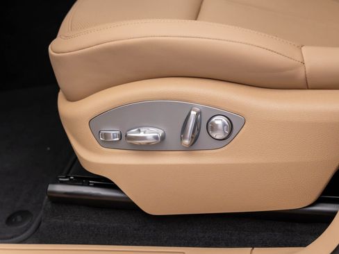 Certified 2025 Porsche Macan image 16