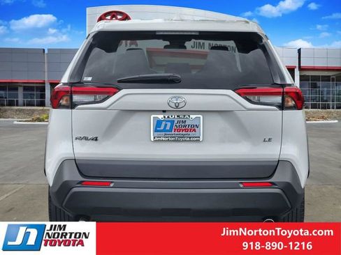 Used 2022 Toyota RAV4 LE FWD image 6