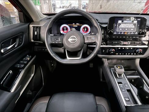 Used 2025 Nissan Pathfinder Platinum FWD image 6