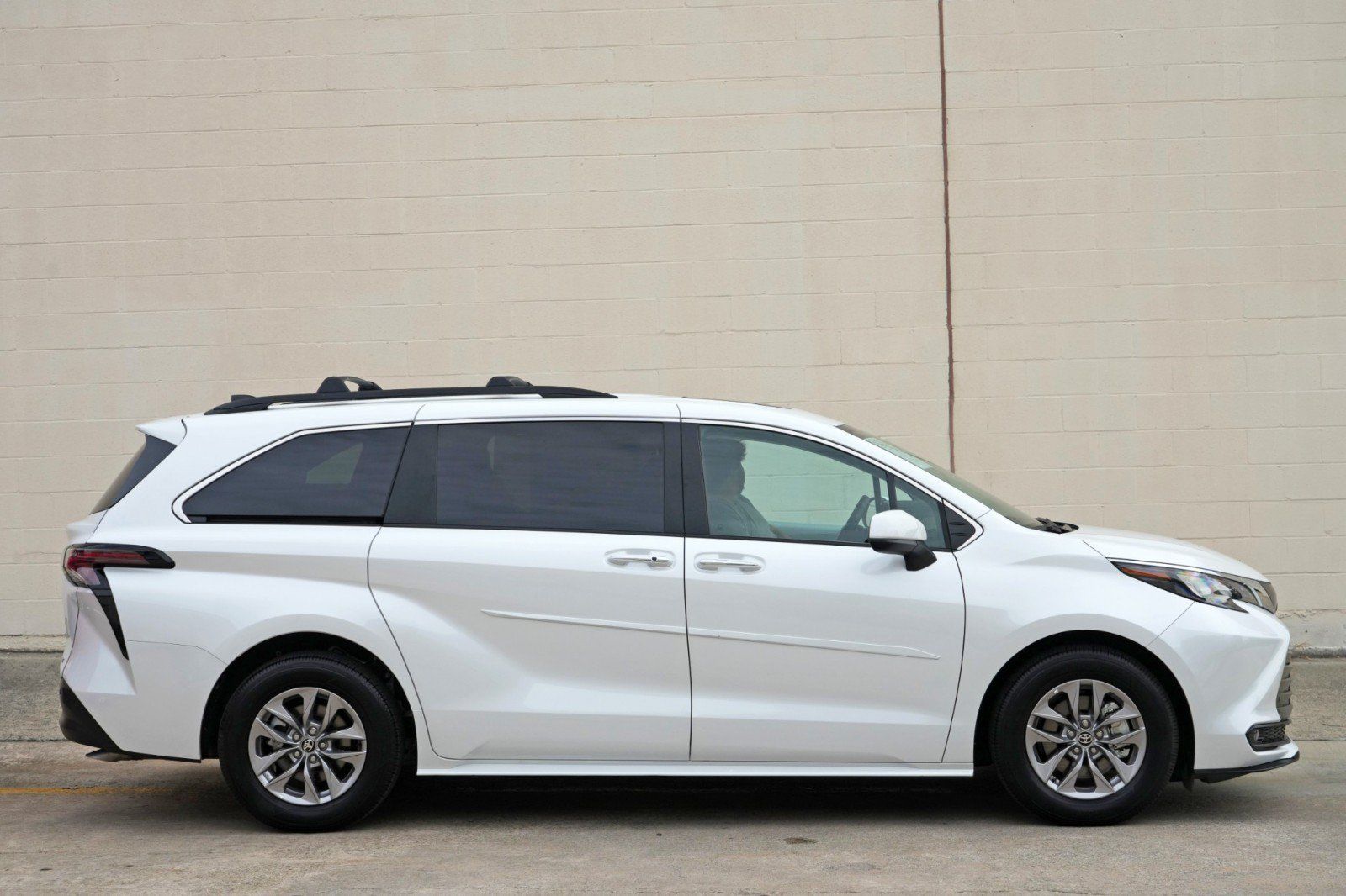 Used 2026 Toyota Sienna XLE FWD image 57