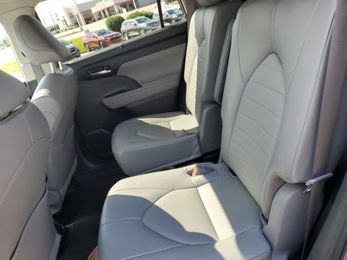 Used 2023 Toyota Highlander XLE AWD/4WD image 14